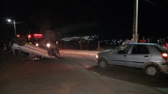 Carro capota após colidir em outro veículo e duas pessoas ficam feridas em Ipameri