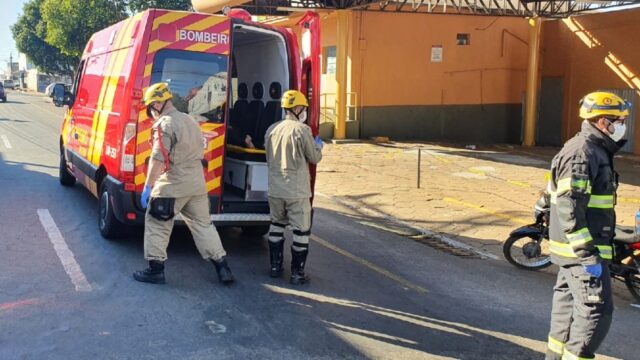 Duas pessoas ficam feridas após colisão em cruzamento de ruas, em Catalão