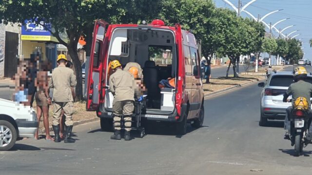 Colisão entre duas motocicletas deixa uma mulher ferida em Catalão