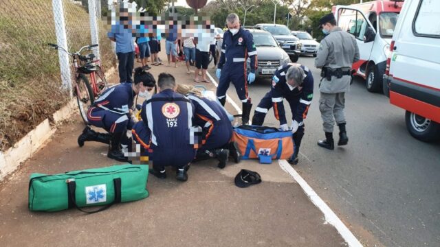 Colisão entre moto e bicicleta deixa três feridos em Catalão