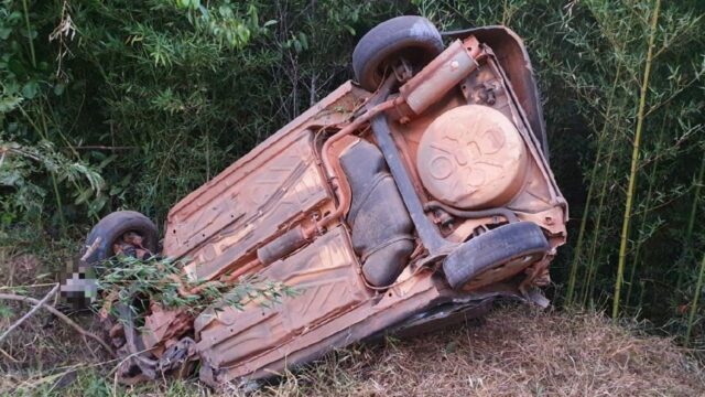 Motorista fica ferido após carro cair em ribanceira na GO-305, em Goiandira