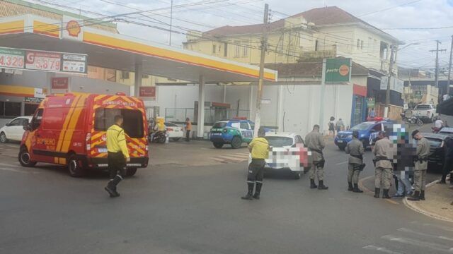 Motociclista fica ferido após colisão com carro em cruzamento no Centro de Catalão