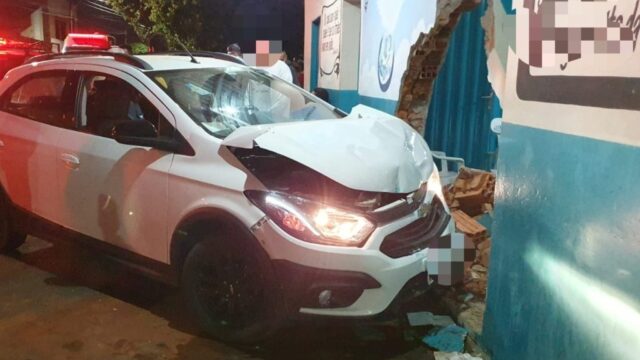 Motorista perde o controle de carro, invade igreja e deixa cinco pessoas feridas em Catalão