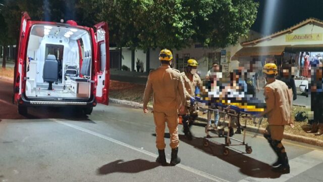 Mulher fica ferida após queda de moto em Catalão
