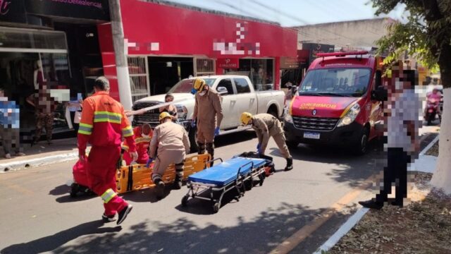 Motorista abre porta de veículo e atinge motociclista em avenida de Catalão