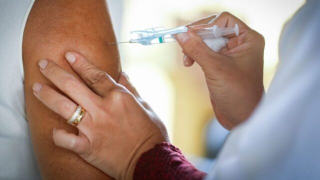 Vacinação reduz ocupação de UTIs nos estados para menos de 90%