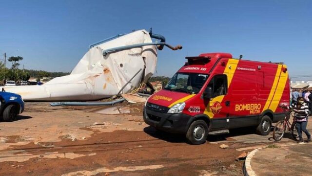 Caixa d’água desaba sobre residência, em Senador Canedo