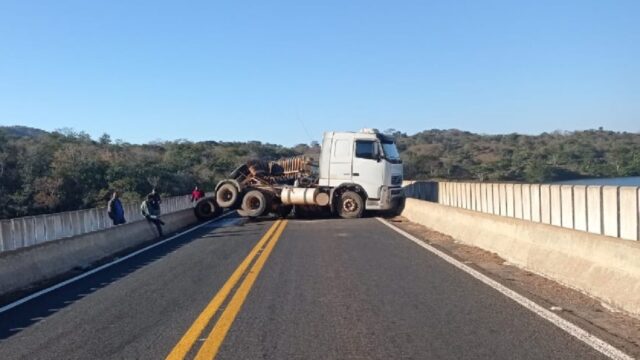 Pista interditada: Carreta carregada tomba em ponte da GO-213 entre Ipameri e Caldas Novas