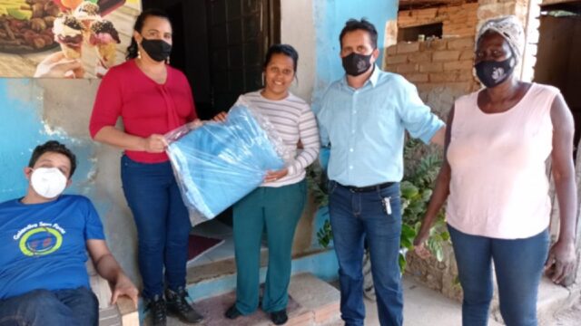 Primeira-dama entrega cobertores, moletons e cestas básicas para população de Goiandira