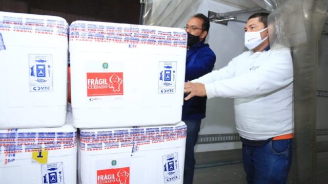 Governo de Goiás recebe novo lote com 99.800 doses de vacinas contra Covid-19