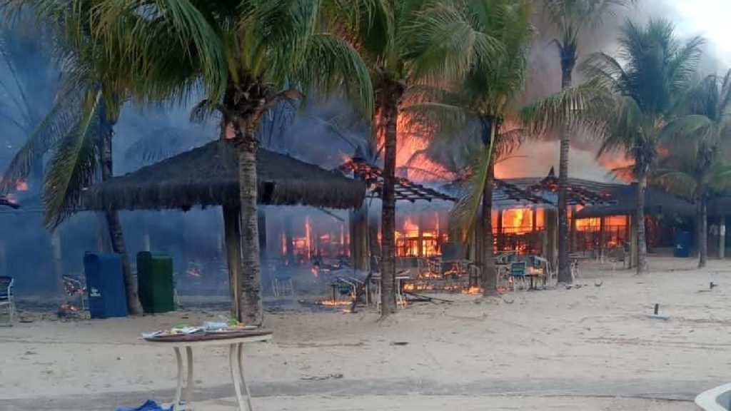 Incêndio atinge o Hot Park, em Rio Quente; vídeo - Zap ...