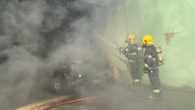 Bombeiros combatem incêndio em veículo dentro de garagem em Anápolis