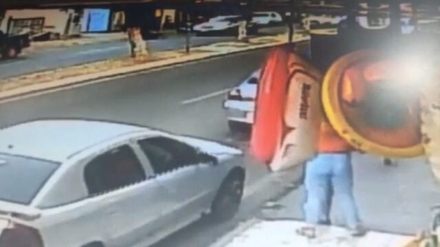Câmera de segurança flagra acidente de trânsito envolvendo carro e moto no Centro de Catalão
