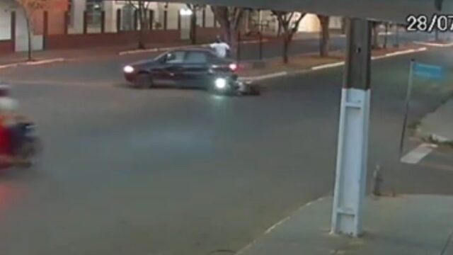 Motociclista é atingido por carro que fazia conversão em avenida de Pires do Rio; veja vídeo