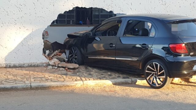 Vídeo: Motorista perde controle de veículo e atinge muro de residência em Catalão