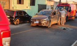 Após colidir em veículo parado, motorista tomba carro em Catalão