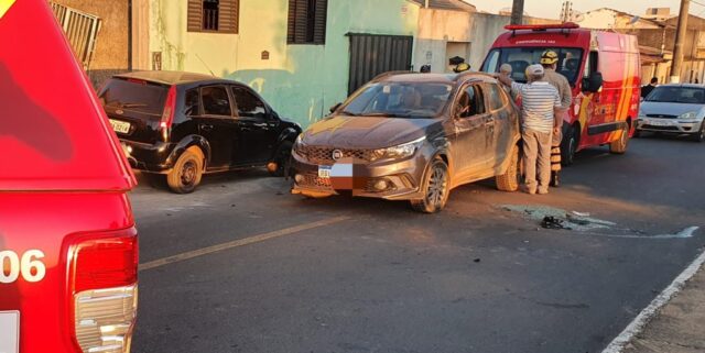 Após colidir em veículo parado, motorista tomba carro em Catalão