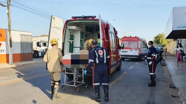 Acidente de trânsito deixa motociclista ferido em cruzamento de Catalão