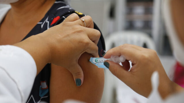 Nesta quinta-feira (29), Saúde aplicará reforço para quem ainda não tomou a segunda dose da AstraZeneca