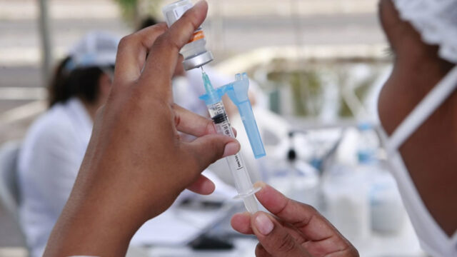 Covid-19: Portadores de comorbidades e pessoas com segunda dose em atraso receberão reforço da AstraZeneca nesta sexta