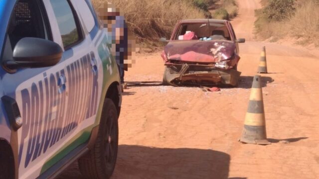 Motorista fica ferido após colidir na traseira de caminhão em estrada vicinal, em Ouvidor; veja vídeo