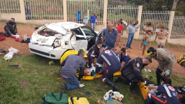 Cinco pessoas ficam feridas após carro capotar na GO-213 em Caldas Novas