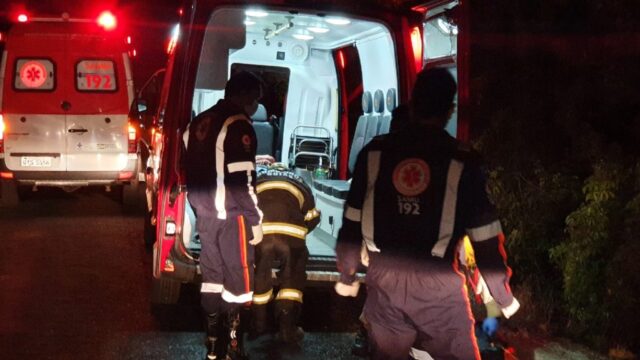 Garupa fica ferida após moto cair em ribanceira na GO-330 em Catalão