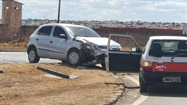 Veículo colide na traseira de caminhão na BR-050 em Catalão