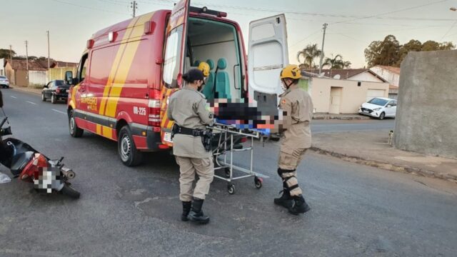 Colisão entre carro e moto deixa mulher ferida no Bairro Ipanema em Catalão