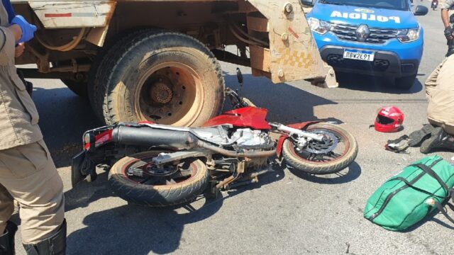 Acidente entre caminhão e motocicleta deixa um ferido no Bairro Santo Antônio