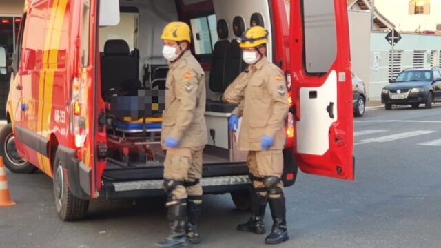 Mulher fica ferida em acidente entre carro e moto em Catalão