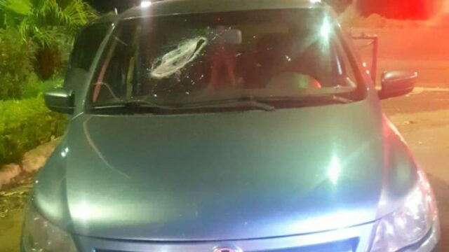 Criança de seis anos morre após carro ser atingido por peça de caminhão, em Jaraguá