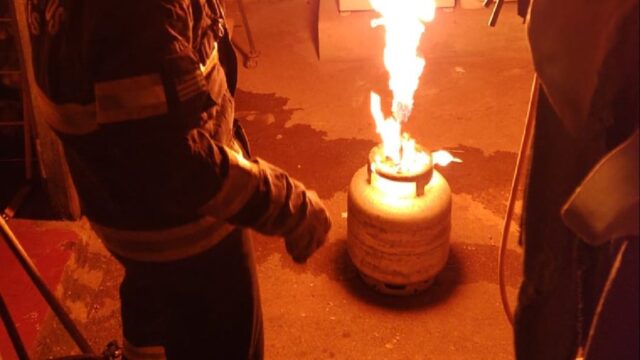 Corpo de Bombeiros debela incêndio em botijão de gás de cozinha, em Catalão
