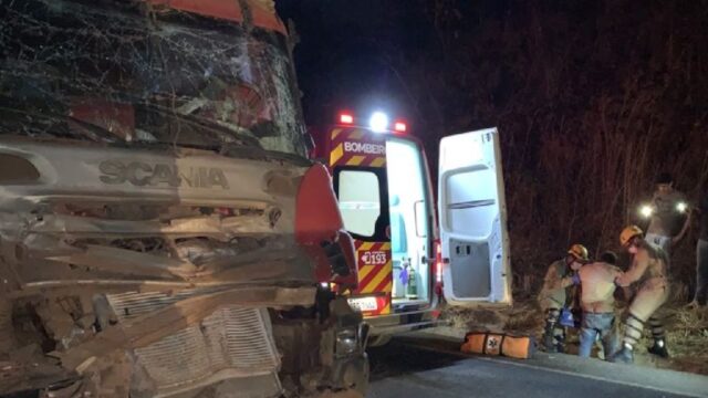 Motorista fica ferido ao colidir na traseira de carreta na GO-506 no município de Catalão