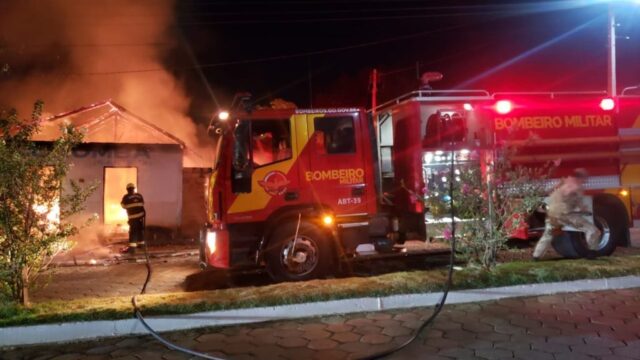 Bombeiros combatem incêndio em comercio desativado em Ipameri
