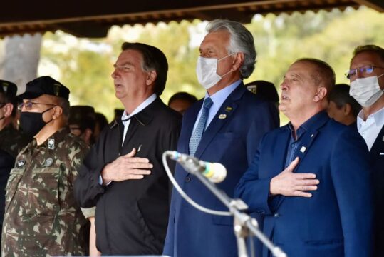 Ao lado do presidente Jair Bolsonaro, Caiado participa da solenidade de passagem de comando da unidade de Operações Especiais do Exército Brasileiro, em Goiânia
