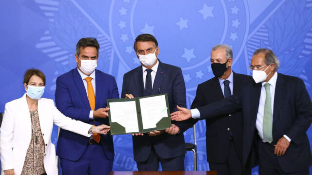 Bolsonaro assina MP que autoriza venda direta de etanol