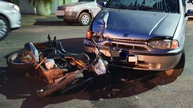 Colisão frontal entre carro e moto deixa motociclista ferido em Catalão