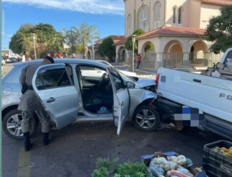 Jovem de 24 anos é baleado dentro de carro e bate contra camionete em Pires do Rio