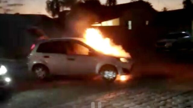 Carro pega fogo enquanto motorista dirigia em Três Ranchos; veja vídeos