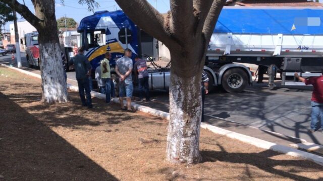 Vídeo: Carreta bloqueia ruas e complica trânsito no bairro Jardim Paulista, em Catalão