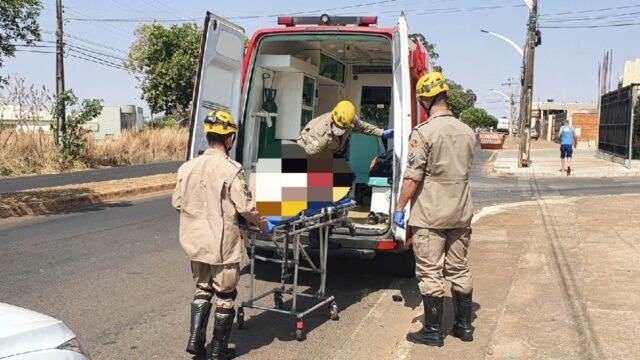 Mulher fica ferida após acidente entre carro e moto no Bairro Ipanema
