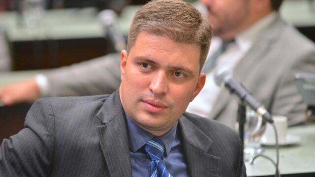 Juíza nega liminar a deputado que se recusou a tomar vacina Coronavac em Goiânia