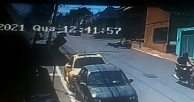 Câmera de segurança flagra acidente entre carro e moto em Catalão; vídeo