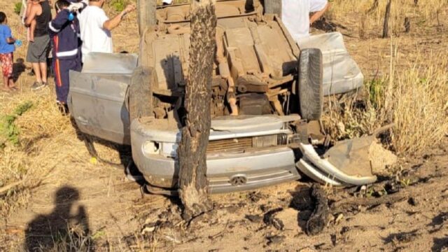 Capotamento de veículo próximo a Araguari com 5 pessoas que retornavam de Caldas Novas