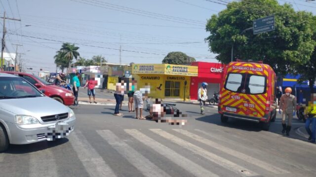 Mulher fica ferida em acidente entre carro e moto em rotatória, em Catalão