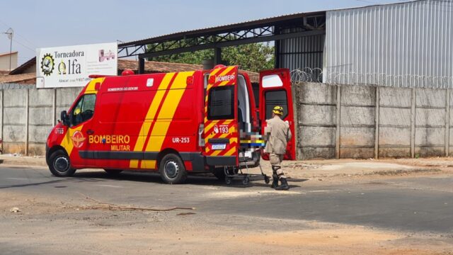 Acidente entre moto e caminhonete deixa homem ferido em Catalão