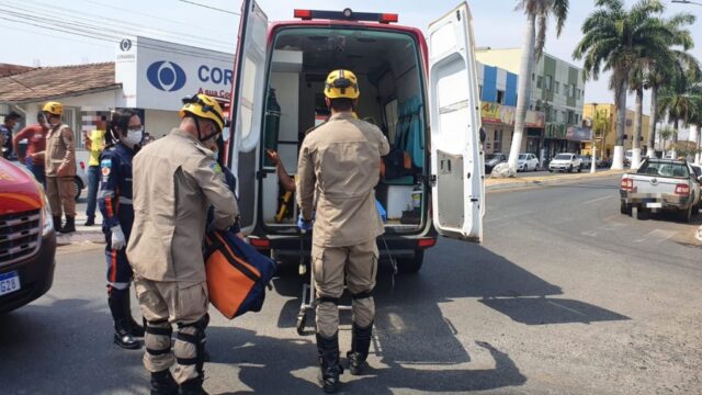 Motociclista fica gravemente ferido após colisão com carro em cruzamento no Centro de Catalão