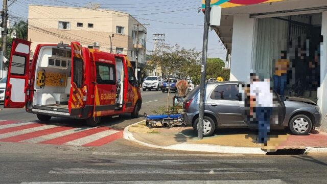 Motorista perde controle de veículo e colide contra comércio no centro de Catalão