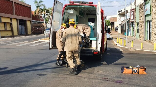 Motociclista tem ferimentos graves após acidentar em cruzamento perigoso de Catalão